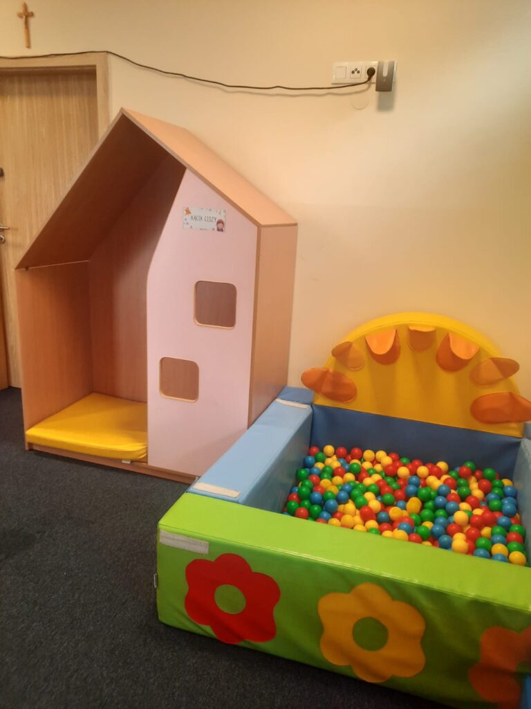 Domek i basen z kulkami