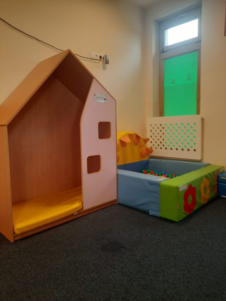 Domek i basen z kulkami